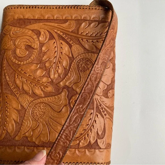 Vintage Hand Tooled Leather Shoulder Bag - Picture 4 of 8